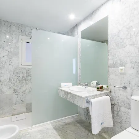 Marbella Banus Suites - Banus Playa Rocio - 3Br - 3Ba - Direct Beach & Sea Access Complex - Outdoor Terrace W Garden Views - Pool - 3 Min Walk To Puerto Banus & Corte Ing Luxury Shopping - Ideal For Families